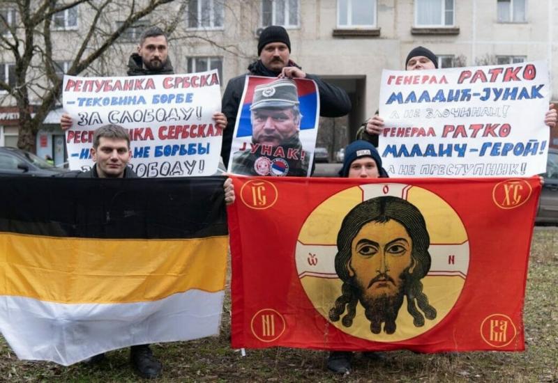 Prosvjednici sa zastavama i fotografijama Mladića ispred Veleposlanstva BiH u Moskvi 